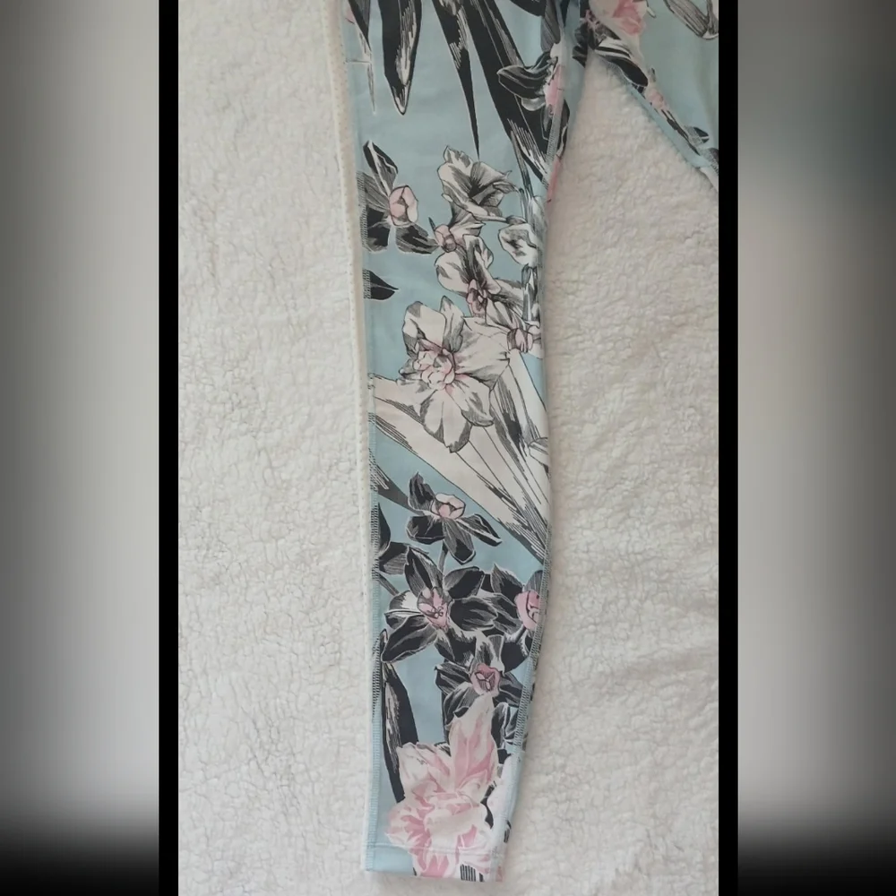 NWOT. NIKE Legging Floral w/Mesh Panel SZ Small. Blue/white/pink/black. - Picture 5 of 13